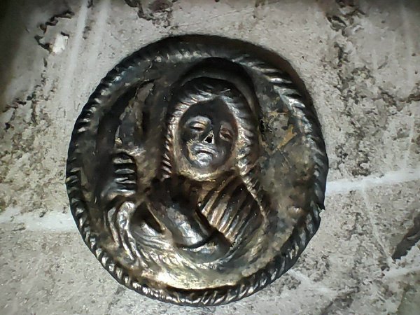 медальон с изображением богини Афродиты